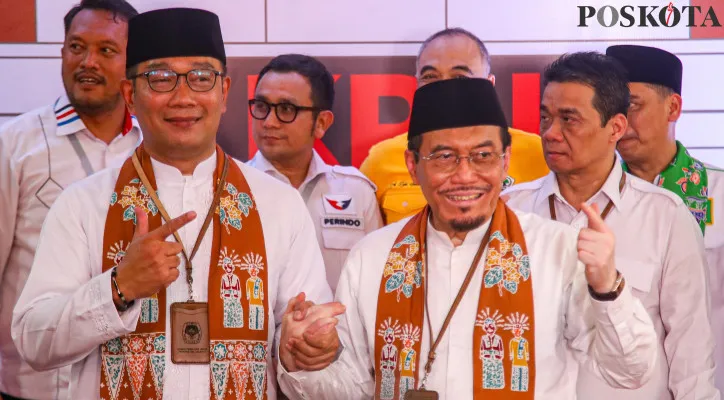 Bakal calon pasangan Calon Gubernur dan Wakil Gubernur DKI Jakarta Ridwan Kamil dan Suswono saat mendatangi bersama pendukung menuju Kantor KPU DKI Jakarta, Salemba, Jakarta Pusat, Rabu (28/8/2024). Pasangan Ridwan Kamil dan Suswono resmi mendaftarkan diri sebagai peserta Pemilihan Gubernur DKI Jakarta 2024 dengan dukungan Partai Golkar, Gerindra, PAN, PKS, Demokrat, PSI dan PKB. (Poskota/Ahmad Tri Hawaari)