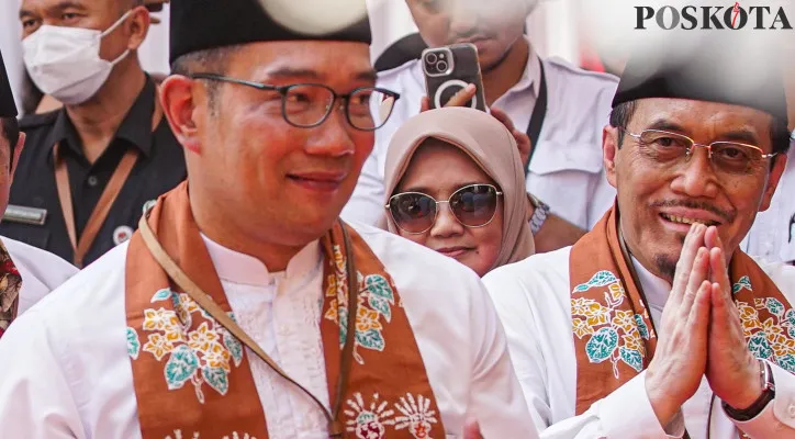 Bakal Calon Gubernur dan Wakil Gubernur DKI Jakarta Ridwan Kamil dan Suswono saat mendatangi bersama pendukung menuju Kantor KPU DKI Jakarta, Salemba, Jakarta Pusat, Rabu (28/8/2024). Pasangan Ridwan Kamil dan Suswono resmi mendaftarkan diri sebagai peserta Pemilihan Gubernur DKI Jakarta 2024 dengan dukungan Partai Golkar, Gerindra, PAN, PKS, Demokrat, PSI dan PKB. (Poskota/Ahmad Tri Hawaari)