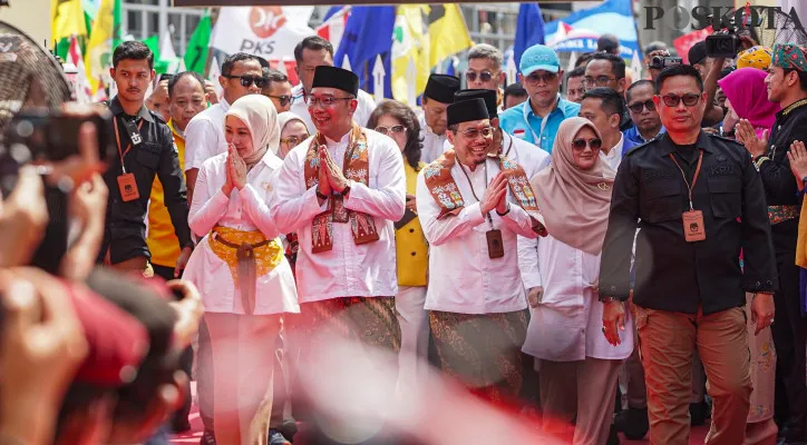 Bakal calon pasangan Calon Gubernur dan Wakil Gubernur DKI Jakarta Ridwan Kamil dan Suswono saat mendatangi bersama pendukung menuju Kantor KPU DKI Jakarta, Salemba, Jakarta Pusat, Rabu (28/8/2024). Pasangan Ridwan Kamil dan Suswono resmi mendaftarkan diri sebagai peserta Pemilihan Gubernur DKI Jakarta 2024 dengan dukungan Partai Golkar, Gerindra, PAN, PKS, Demokrat, PSI dan PKB. (Poskota/Ahmad Tri Hawaari)