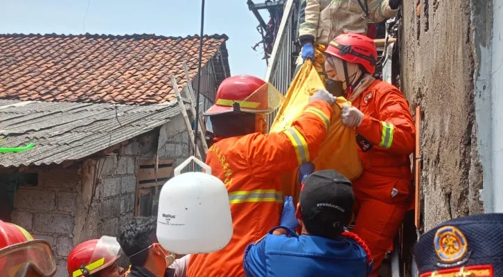 Jasad korban saat dievakuasi oleh petugas pemadam kebakaran di Jatiasih, Kota Bekasi. (Dok. Damkar Kota Bekasi)