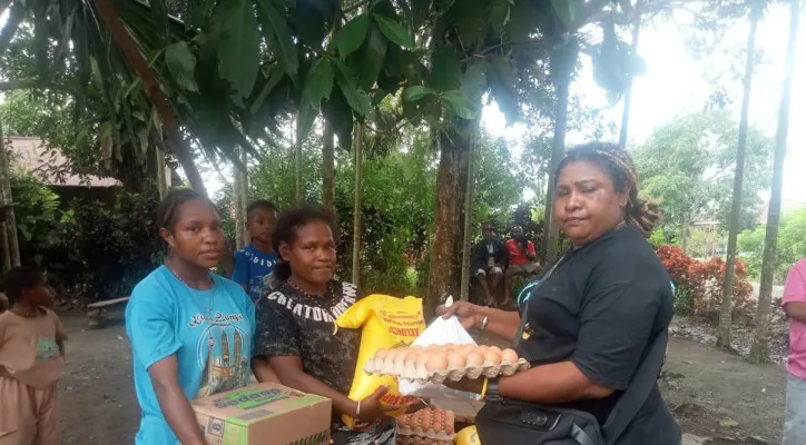 Foto: PT Kristalin Ekalestari menyalurkan 406 paket sembako untuk Warga Desa Nifasi, Distrik Makimi, Kabupaten Nabire, Papua Tengah. (Dok. PT Kristalin Ekalestari)