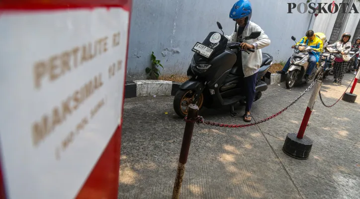 Sejumlah pengendara saat melakukan pengisian bahan bakar jenis Pertalite di SPBU Pertamina, Jakarta Pusat, Senin (2/9/2024). PT Pertamina Patra Niaga tidak akan menghentikan penyaluran bahan bakar minyak atau BBM bersubsidi jenis Pertalite pada 1 September 2024 yang sebagai gantinya, pemerintah berencana melakukan pembatasan BBM subsidi itu mulai 1 Oktober.Poskota/Ahmad Tri Hawaari