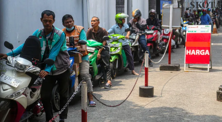 Sejumlah pengendara saat melakukan pengisian bahan bakar jenis Pertalite di SPBU Pertamina, Jakarta Pusat, beberapa waktu lalu. Kementrian UMKM sedang pikirkan skema penyaluran alokasi BBM Subsidi bagi ojek pangkalan. Poskota/Ahmad Tri Hawaari