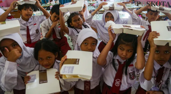 Sejumlah siswa saat menyantap Makan Bergizi Gratis di SDN 01 Gunung, Kebayoran Baru, Jakarta Selatan, Selasa (3/9/2024). Program MBG akan dilanjutkan saat Ramadan. (Poskota/Ahmad Tri Hawaari)