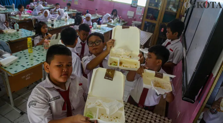 Sejumlah siswa saat menyantap Makan Bergizi Gratis di SDN 01 Gunung, Kebayoran Baru, Jakarta Selatan, Selasa (3/9/2024).  (Poskota/Ahmad Tri Hawaari)