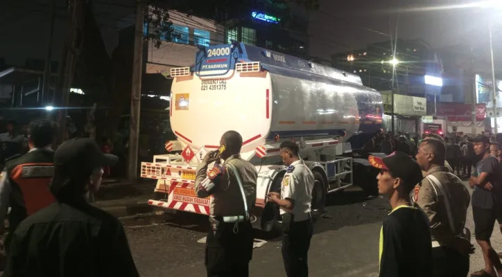 Kecelakaan beruntun melibatkan truk tangki yang menabrak mobil dan motor di di depan SPBU Plumpang Semper, Koja, Jakarta Utara, Rabu, 4 September 2024. (Dok. Warga)