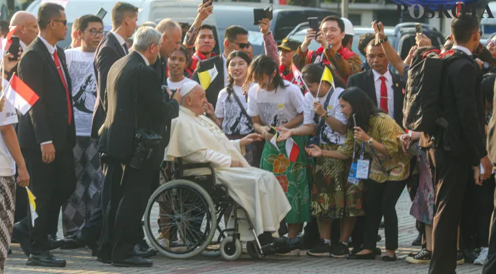 Pemimpin Umat Katolik, Paus Fransiskus saat menyapa masyarakat Indonesia. (Sumber: Poskota)