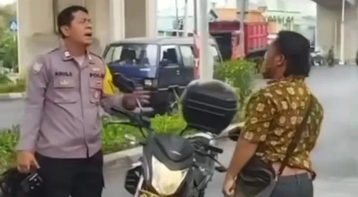 Kapolri beri apresiasi kepada Aiptu Agus Supriyatna yang melumpahkan pria bersajam dan mengamuk di Pulogadung, Jakarta Timur. (Tangkapan layar/Instagram @lagi.viral)