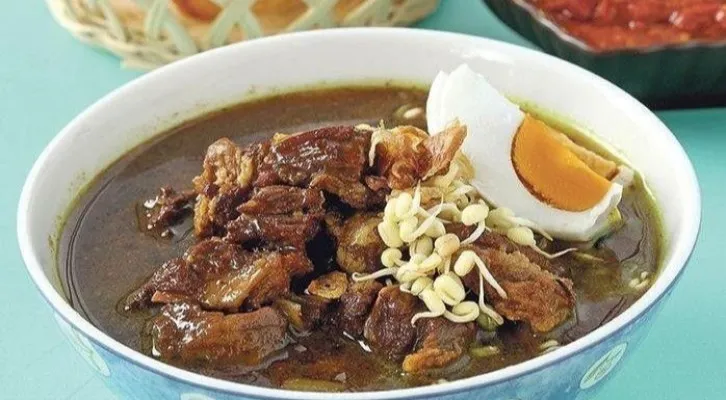 Ini resep Rawon Sengkel Sapi, enak disantap bersama keluarga dengan cita rasa yang khas. (Pinterest)