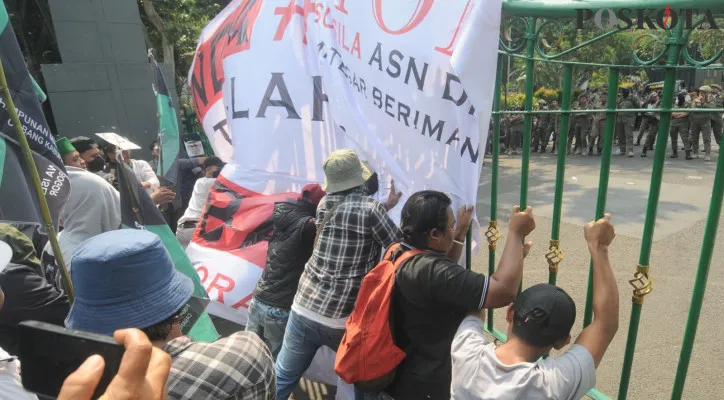 Sejumlah mahasiswa melakukan aksi unjuk rasa di depan Kantor Pemerintahan Kabupaten Bogor (Panca Aji)