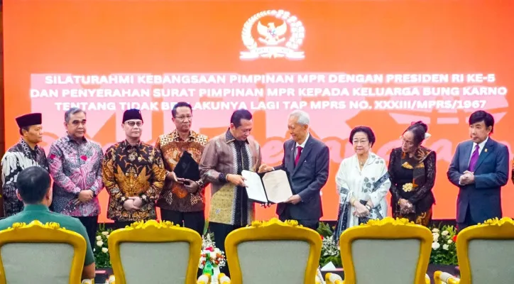 Foto: Ketua MPR RI Bambang Soesatyo menyerahkan Dokumen Surat Pimpinan MPR RI yang ditandatangani 10 pimpinan MPR kepada Menteri Hukum dan HAM Republik Indonesia Supratman Andi Agtas dan kepada Ahli Waris Keluarga Besar Presiden Soekarno di MPR, Jakarta. (Dok. Humas MPR RI)