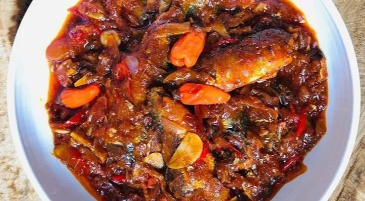 Menu hemat yang nikmat dan lezat, ini resep ikan sarden kalengan tumis peda bikin Anda tetap makan enak. (Pinterest)