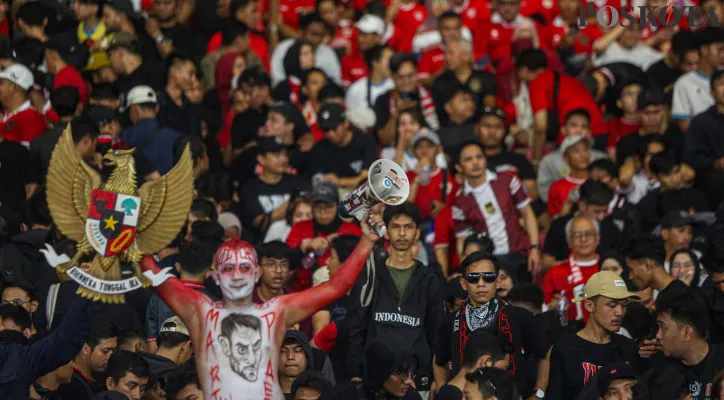 Aktivitas suporter Indonesia saat memberikan dukungan kepada Timnas Indonesia melawan Timnas Australia pada laga Grup C putaran ketiga Kualifikasi Piala Dunia 2026 Zona Asia di Stadion Utama Gelora Bung Karno, Senayan, Jakarta Pusat, Selasa (10/9/2024).Timnas Indonesia berhasil menahan Imbang Australia dengan skor 0-0 pada babak putaran ketiga Kualifikasi Piala Dunia 2026 Zona Asia.Poskota/Ahmad Tri Hawaari