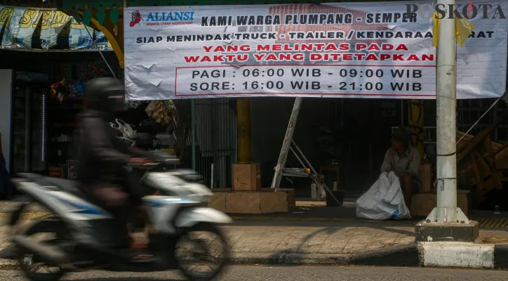 Ilustrasi. Sejumlah kendaraan melintasi bendera kuning yang terpampang di sepanjang jalan Plumpang hingga Semper, Jakarta Utara, Jumat (13/9/2024). Ratusan bendera kuning sejumlah kurang lebih 200 berkibar di sepanjang Jalan Raya Plumpang-Semper yang merupakan aksi untuk mengenang dan solidaritas para korban yang tewas akibat kecelakaan maut kontainer oleh sebab itu warga membuat regulasi terkait operasional kontainer di Jakarta Utara untuk mencegah korban jiwa. (Poskota/Ahmad Tri Hawaari)