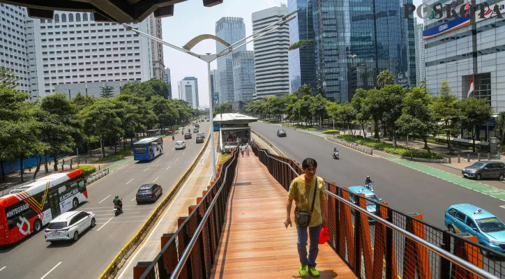 Sejumlah kendaraan motor dan mobil melintas di Jalan Jenderal Sudirman, Jakarta Pusat, Senin (16/9/2024). Pemerintah Provinsi DKI Jakarta meniadakan kebijakan ganjil-genap kendaraan pada Senin ini karena bertepatan dengan hari libur nasional dalam rangka peringatan Maulid Nabi Muhammad SAW 1446 Hijriah. (Poskota/Ahmad Tri Hawaari)