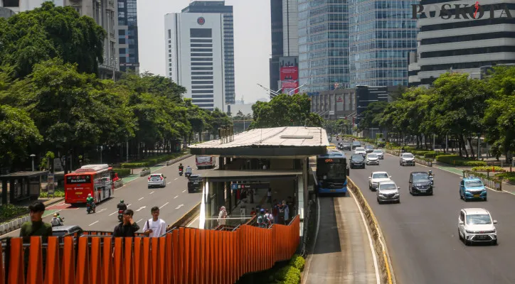 Sejumlah kendaraan motor dan mobil melintas di Jalan Jenderal Sudirman, Jakarta Pusat. Dinas Perhubungan (Dishub) DKI Jakarta esok hari, Rabu 27 November 2024. Hal ini bertepatan dengan libur nasional pemungutan suara Pilkada Serentak 2024.Poskota/Ahmad Tri Hawaari