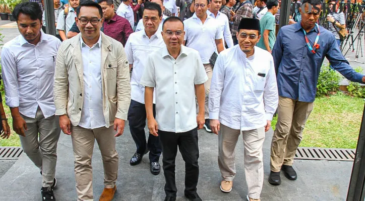 Ketua Harian DPP Partai Gerindra Sufmi Dasco Ahmad didampingi Ketua Tim Pemenangan Riza Patria dan Bakal Calon Gubernur DKI Jakarta Ridwan Kamil dan Bacawagub Suswono berjalan bersama saat akan menggelar pertemuan di Hutan Kota Plataran, Senayan, Jakarta Pusat, Senin (16/9/2024). Pertemuan tersebut merupakan rapat perdana pasangan Bacagub dan Bacawagub dengan tim pemenangan dari semua perwakilan partai pendukung.Poskota/Ahmad Tri Hawaari