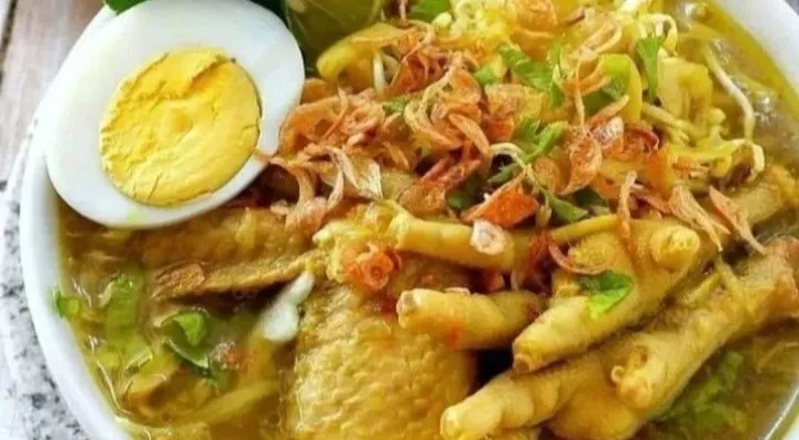 Rasanya yang asin, gurih dan segar, ini resep soto ceker tulangan ayam enak bikin ketagihan. (Pinterest)