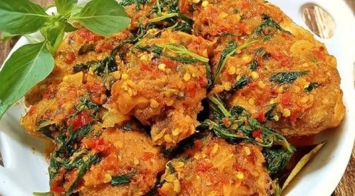 Sajian lezat dan nikmat, resep ayam rica-rica daun kemangi dijamin bikin nagih. (Pinterest)