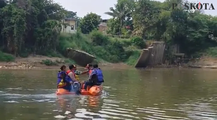 SAR dan BPBD Kota Bekasi saat kembali lakukan susur sungai di Kali Bekasi, Jatiasih, Minggu, 22 September 2024. (Poskota/Ihsan Fahmi)