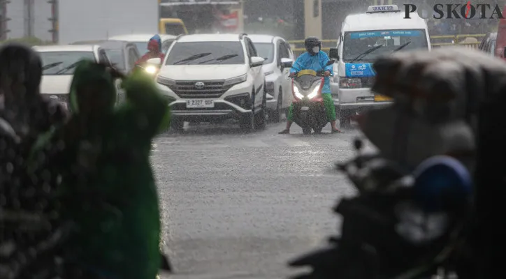 Sejumlah kendaraan menerobos hujan di kawasan Flyover Slipi, Palmerah, Jakarta Barat, Selasa (24/9/2024). BMKG beri peringatan pada Jawa Barat terkait adanya potensi hujan ekstrem. (Poskota/Ahmad Tri Hawaari)