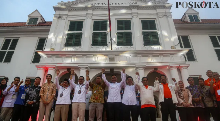 Ketua KPUD Jakarta Wahyu Dinata bersama ketiga pasangan calon gubernur dan calon wakil gubernur Jakarta usai membacakan Deklarasi Kampanye Pilgub Damai di Kawasan Kota Tua Jakarta, Pinangsia, Jakarta Barat, Selasa (24/9/2024).Deklarasi kampanye Pilgub Jakarta damai yang dilakukan bersama tiga pasangan calon gubernur dan wakil gubernur serta perwakilan partai politik pendukung peserta Pilgub Jakarta 2024 tersebut bertujuan mewujudkan Pilgub yang langsung, umum, bebas, jujur, adil, melaksanakan kampanye yang aman, tertib, damai, berintegritas, tanpa hoax, tanpa politisasi SARA, dan tanpa politik uang serta berdasarkan peraturan perundang undangan yang berlaku.Poskota/Ahmad Tri Hawaari