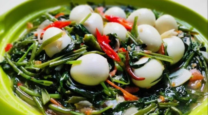 Masakan enak dan lezat favorit keluarga, ini resep cah kangkung telur puyuh. (Pinterest)