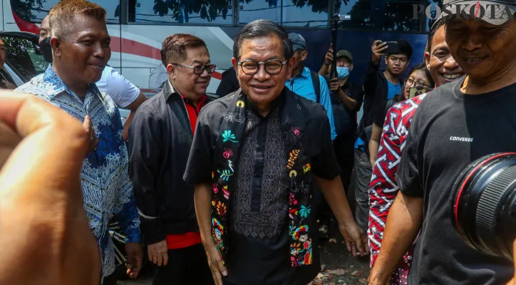 Calon Gubernur Jakarta nomor urut 3, Pramono Anung saat menyambangi Hunian Sementara (Huntara) warga Kampung Bayam di Jalan Tongkol, Ancol, Pademangan, Jakarta Utara, Kamis (26/9/2024). Pramono Anung telah mengembalikan kontrak politik kepada salah satu perwakilan warga Kampung Bayam dalam pertemuan itu dan siap mengembalikan semua hak warga Kampung Bayam sebagaimana yang pernah dijanjikan jika dia nanti terpilih menjadi Gubernur Jakarta. Poskota/Ahmad Tri Hawaari