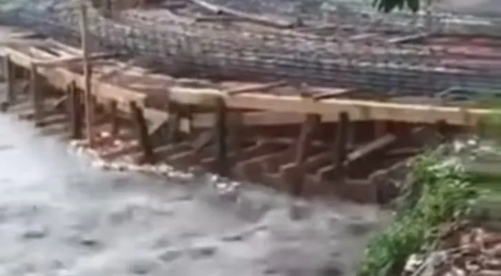 Video amatir yang memperlihatkan proyek pembangunan jembatan di Malang hanyut terbawa banjir. (Tangkapan Layar/ Instagram @lagi.viral)