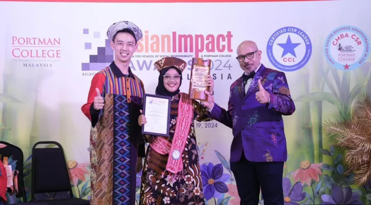 Foto: Chairman La Tofi School of Social Responsibility, La Tofi (kanan) bersama CEO Portman College Malaysia, Gym Chan (kiri) menyerahkan penghargaan CSR Leading Impact dan Visionary Leader kepada Manager Komunikasi dan TJSL PLN Unit Induk Distribusi Jakarta Raya, Intan Nugrahani Putri (tengah).(dok. PLN)