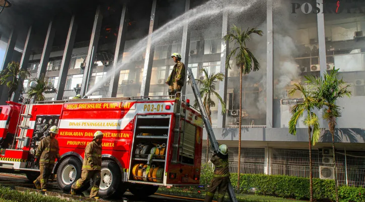 Aktivitas Petugas Pemadam Kebakaran saat melakukan pendinginan di Gedung Badan Keamanan Laut (Bakamla), Tugu Proklamasi, Menteng, Jakarta Pusat, Minggu (29/9/2024). Suku Dinas Penanggulangan Kebakaran dan Penyelamatan Kota Administrasi Jakarta Pusat kebakaran yang terjadi pada Minggu (29/9) pagi Sebanyak 19 unit gabungan (15 unit dari Jakarta Pusat, 2 unit dari Jakarta Timur dan 2 unit dari Dinas Gulkarmat DKI Jakarta) serta 95 personel dikerahkan dengan dugaan sementara konsleting listrik. (Poskota/Ahmad Tri Hawaari)