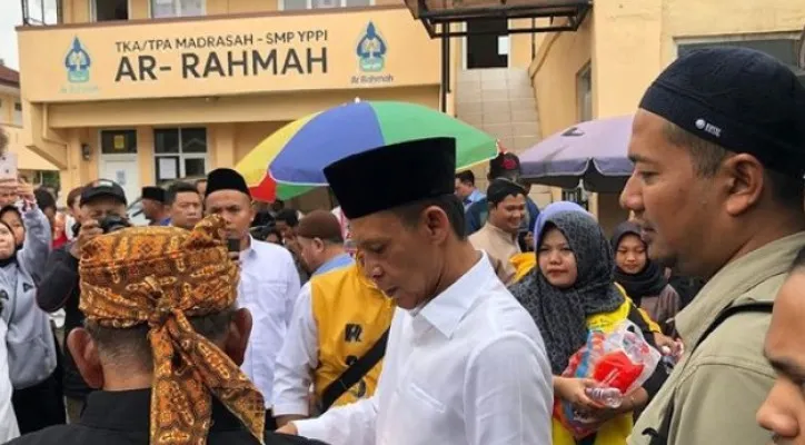 Cawabup Bogor, Ade Ruhandi alias Jaro Ade tampak mendatangi salah satu yayasan di Ciawi Bogor (Instagram/@jaro_ade)