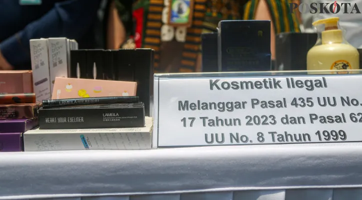 BPOM bersama Kementerian Perdagangan berhasil mengamankan produk kosmetik impor ilegal sebanyak 415.035 produk senilai lebih dari Rp 11,4 miliar yang berasal dari Tiongkok, Filipina, Thailand, dan Malaysia. (Poskota/Ahmad Tri Hawaari)