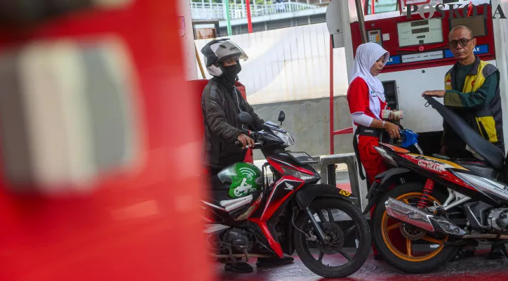 Sejumlah pengendara sepeda motor dan mobil antre mengisi BBM di salah satu SPBU kawasan Kramat, Jakarta Pusat. (Poskota/Ahmad Tri Hawaari)