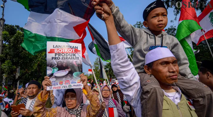 Foto: Sejumlah umat Islam saat kembali menyerukan boikot terhadap produk yang terafiliasi dengan Israel dalam peringatan satu tahun genosida pada aksi Demo Palestina Konflik Israel di depan Kedubes Amerika Serikat, Medan Merdeka Selatan, Jakarta Pusat, Minggu, 6 Oktober 2024 (Dok. Poskota)