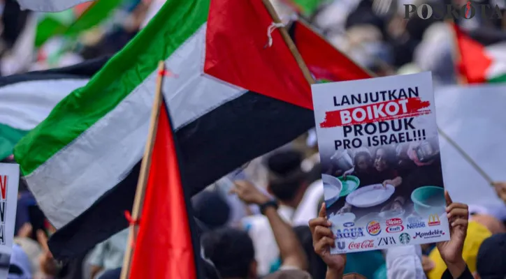 Umat Islam menyerukan boikot terhadap produk yang terafiliasi Israel dalam peringatan satu tahun genosida pada aksi Demo Palestina di depan Kedubes Amerika Serikat, Jakarta Pusat, Minggu (6/10/2024). (Poskota/Ahmad Tri hawaari)