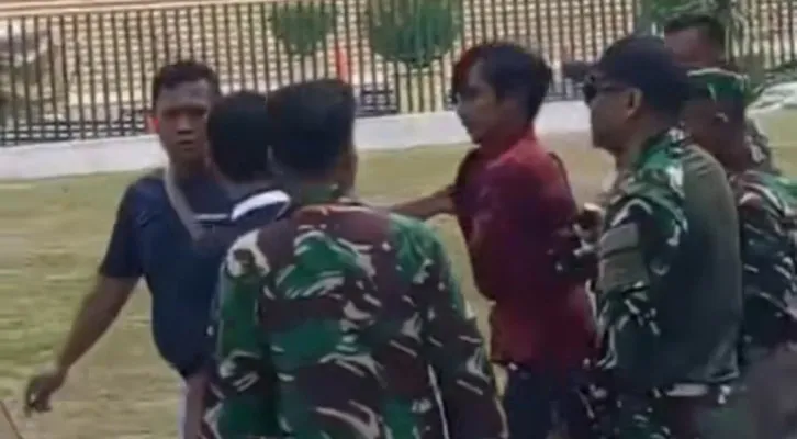 Video amatir detik-detik penangkapan copet pada HUT ke-79 TNI. (Tangkapan layar/Instagram @lagi.viral)