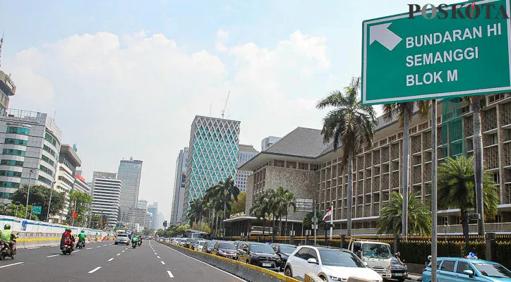 Sejumlah kendaraan saat melintas di jalan MH Thamrin, Jakarta Pusat. Poskota/Ahmad Tri Hawaari