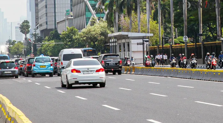 Ilustrasi - Sejumlah kendaraan saat melintas di jalan MH Thamrin, Jakarta Pusat. (Poskota/Ahmad Tri Hawaari)