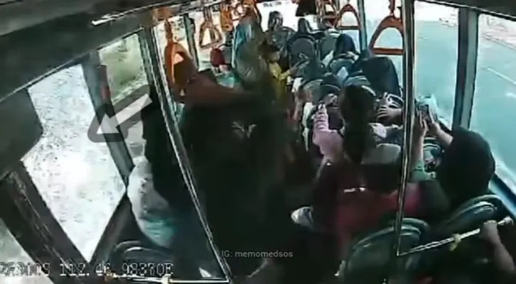 Video CCTV memperlihatkan detik-detik pelemparan batu bus Trans Jatim oleh OTK. (Tangkapan Layar/ Instagram @memomedsos)