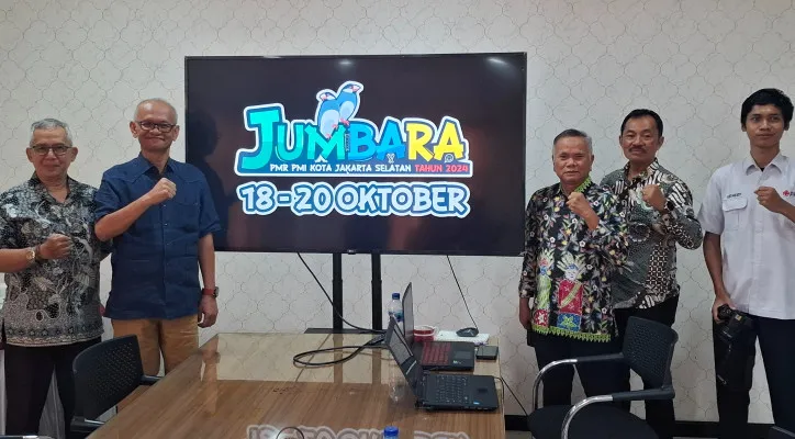 Ketua PMI Kota Jaksel, Abdul Haris bersama panitia inti penyelenggaraan acara Jumbara dan konser aksi kemanusian bulan dana PMI Jaksel. (Poskota/Angga Pahlevi)