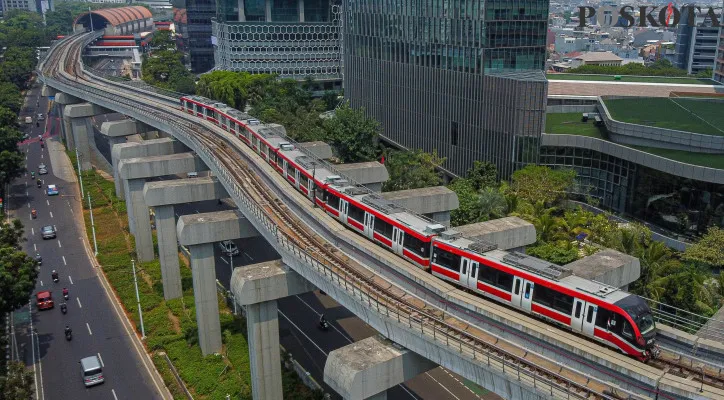 Foto udara rangkaian gerbong kereta Light Rapid Transit (LRT) Jabodebek di kawasan Dukuh Atas, Jakarta Selatan. (Dok. Poskota)