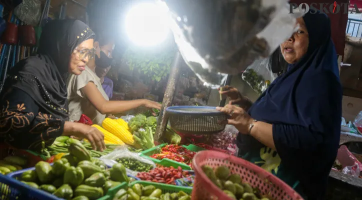 Ilustrasi, aktivitas jual beli pembeli dan penjual di Pasar Tradisional kawasan Jakarta. (Poskota/Ahmad Tri Hawaari)