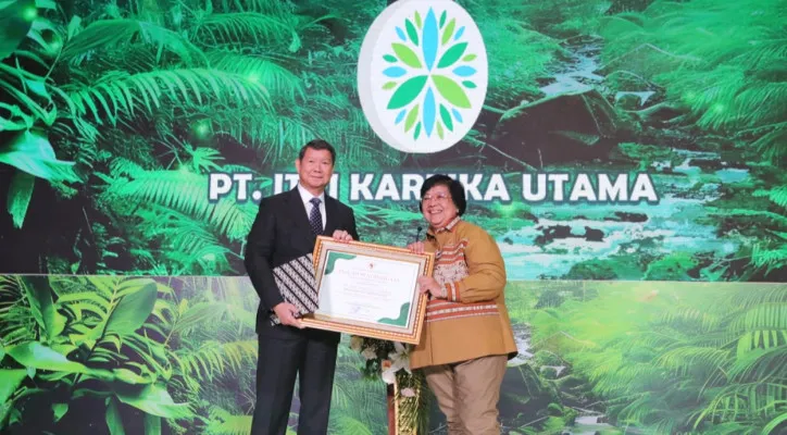 Foto: Adik Prabowo Subianto, Hashim Djojohadikusumo mendapatkan penghargaan dari Menteri Lingkungan Hidup dan Kehutanan Siti Nurbaya berkontribusi NDC Indonesia. (Dok. Kementerian LHK)