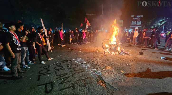 Aksi GMNI membakar keranda di lokasi kecelakaan truk tanah, Kelurahan Kaduagung, Kecamatan Tigaraksa, Kabupaten Tangerang. (Poskota/Veronica Prasetio)