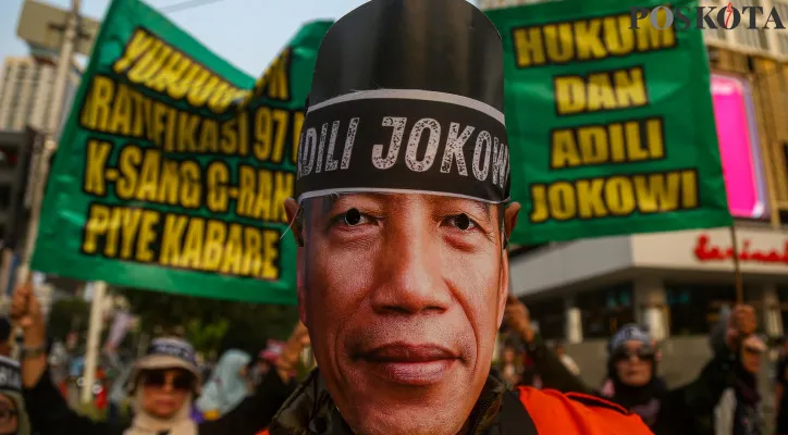 Aksi Puluhan Ibu Ibu Pakai Topeng Keluarga Jokowi Jelang Pelantikan