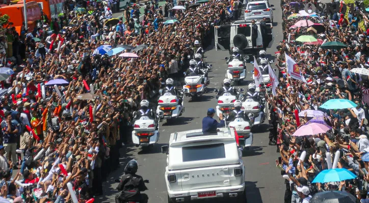 Presiden Prabowo Subianto saat menaiki mobil keluaran PT Pindad. (Poskota/Ahmad Tri Hawaari)