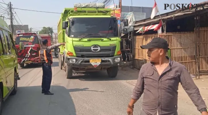 Warga Kabupaten Tangerang saat melakukan sweeping truk tanah. (Poskota/ Veronica)