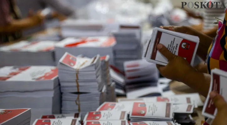 Sejumlah pekerja saat melipat kertas surat suara untuk pemilihan calon gubernur dan wakil gubernur Jakarta di Gudang Pergudangan Logistik KPU Jakarta Pusat, Kemayoran, Jakarta Pusat, Rabu (23/10/2024).KPU Jakarta Pusat paparkan surat suara yang diproduksi untuk wilayah Jakarta Pusat berjumlah 834.814 lembar, angka tersebut merupakan akumulasi dari total Daftar Pemilih Tetap (DPT) Jakarta Pusat sebanyak 813.771 ditambah 2,5 persen surat suara cadangan dan terdapat 1.542 titik Tempat Pemungutas Suara (TPS) dari delapan kecamatan di Jakarta Pusat, adapun proses pelipatan surat suara melibatkan 80 orang per hari yang bisa melipat 168 ribu surat suara yang kemudian disimpan ke dalam 48 dus yang telah dimulai sejak Selasa, 22 Oktober 2024.Poskota/Ahmad Tri Hawaari