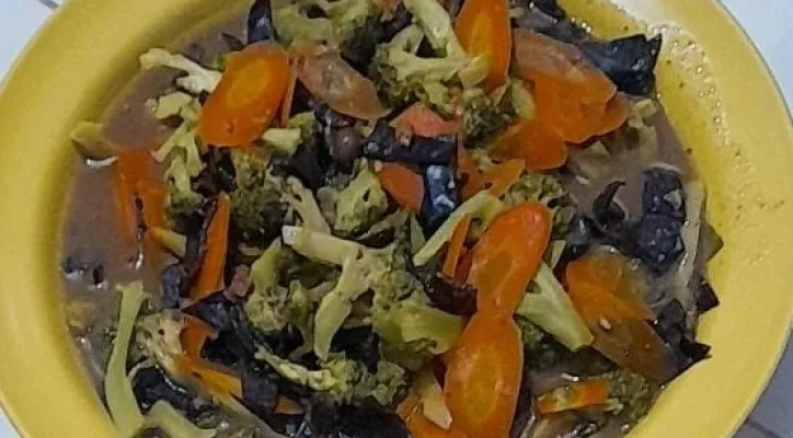 Cah Brokoli Jamur Kuping: resep membuat sayur dengan cara yang berbeda. (Raihan Ali/Poskota)